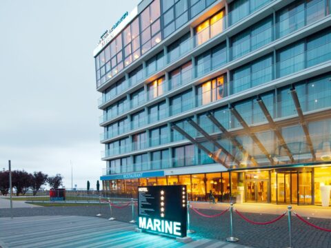Eingang des Marine Hotel & Ultra Marine in Kolberg bei Silvester