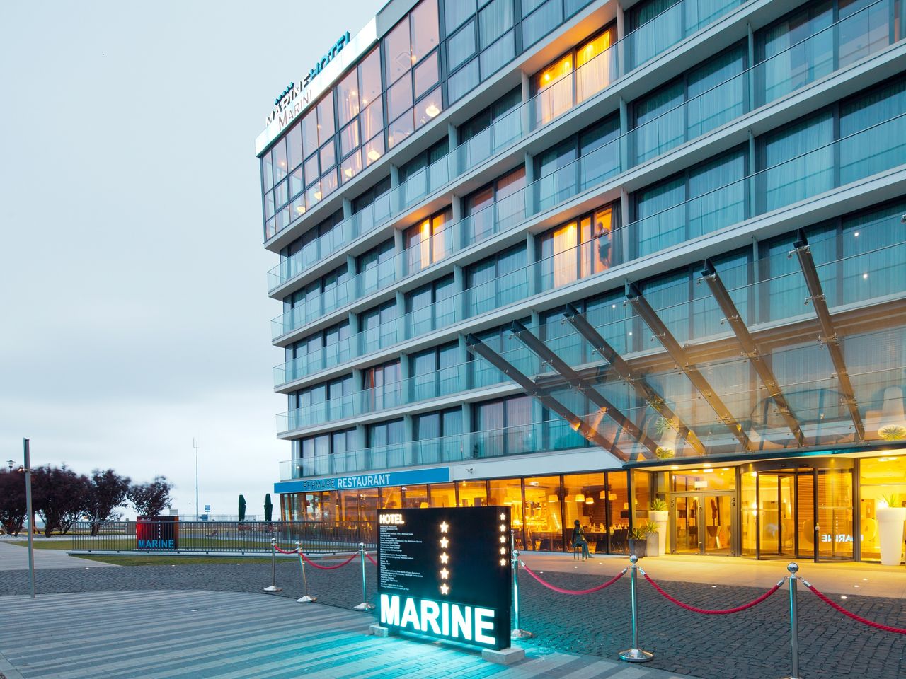 Eingang des Marine Hotel & Ultra Marine in Kolberg bei Silvester