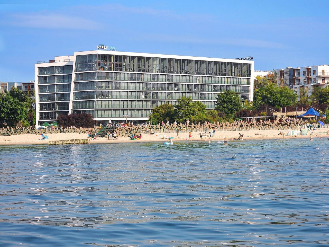 Blick auf das Marine Hotel & Ultra Marine vom Wasser aus