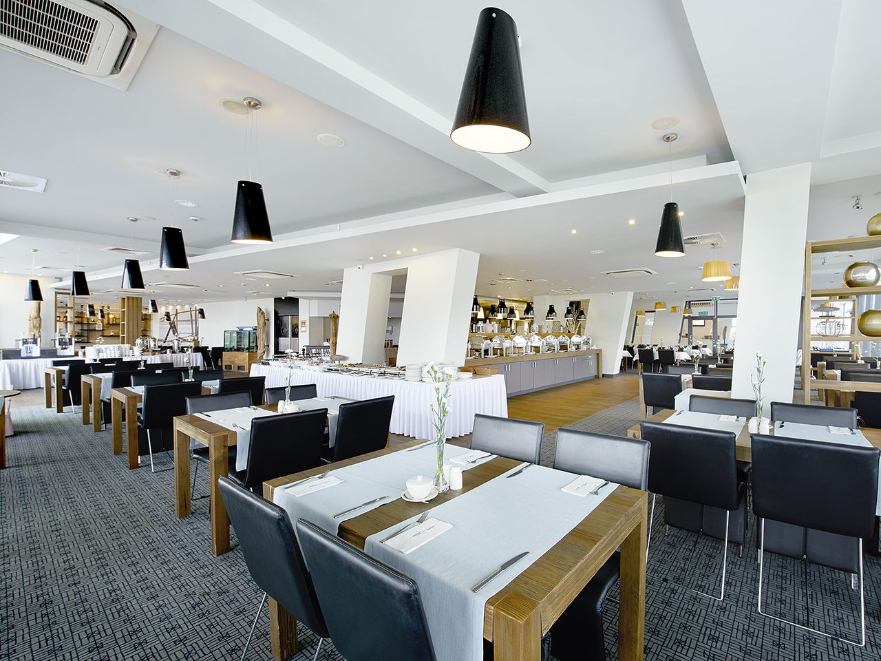 Modernes Restaurant mit Buffet im Marine Hotel & Ultra Marine