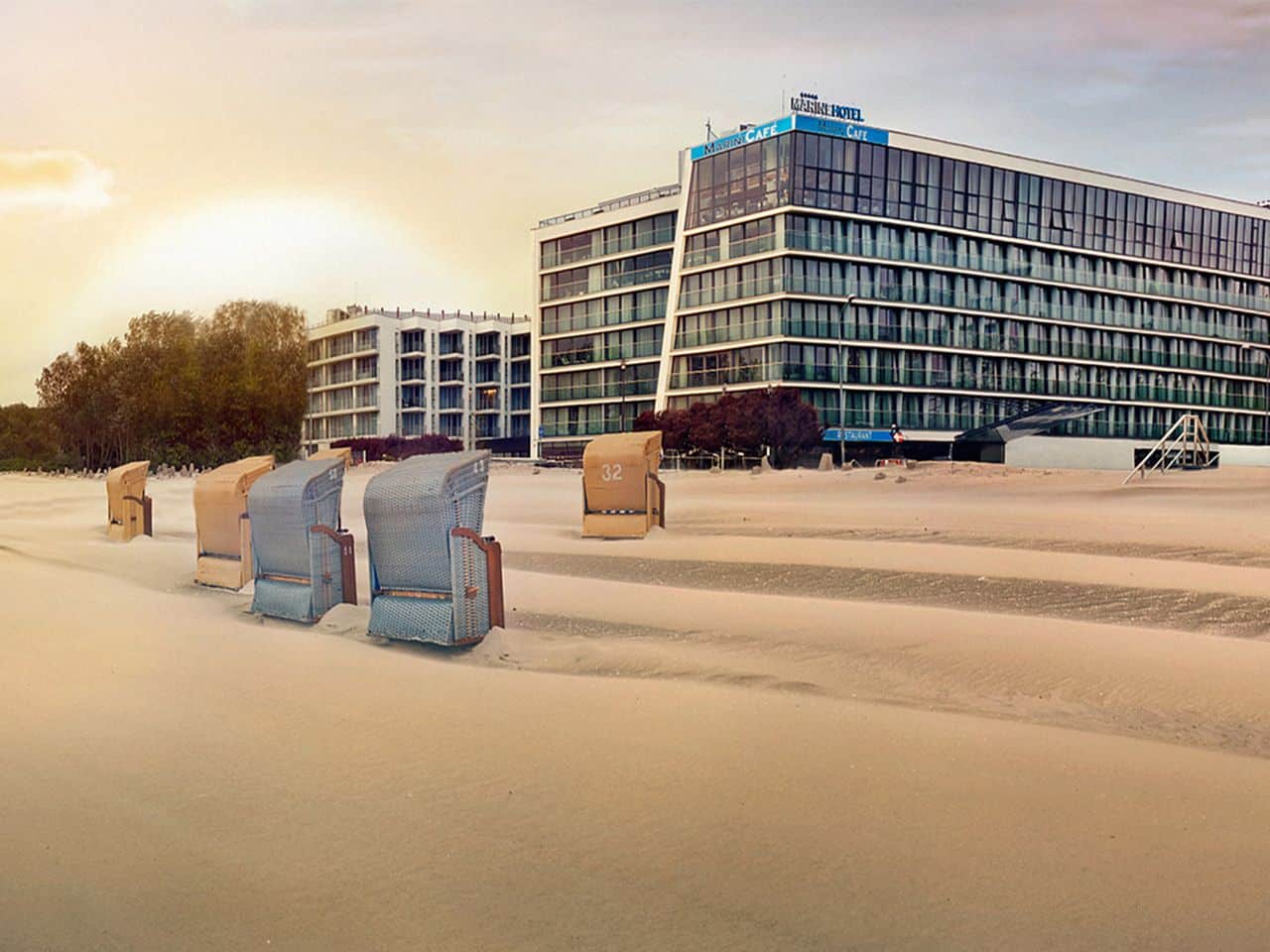 Marine Hotel & Ultra Marine in Kolberg mit Strandkörben bei Sonnenuntergang