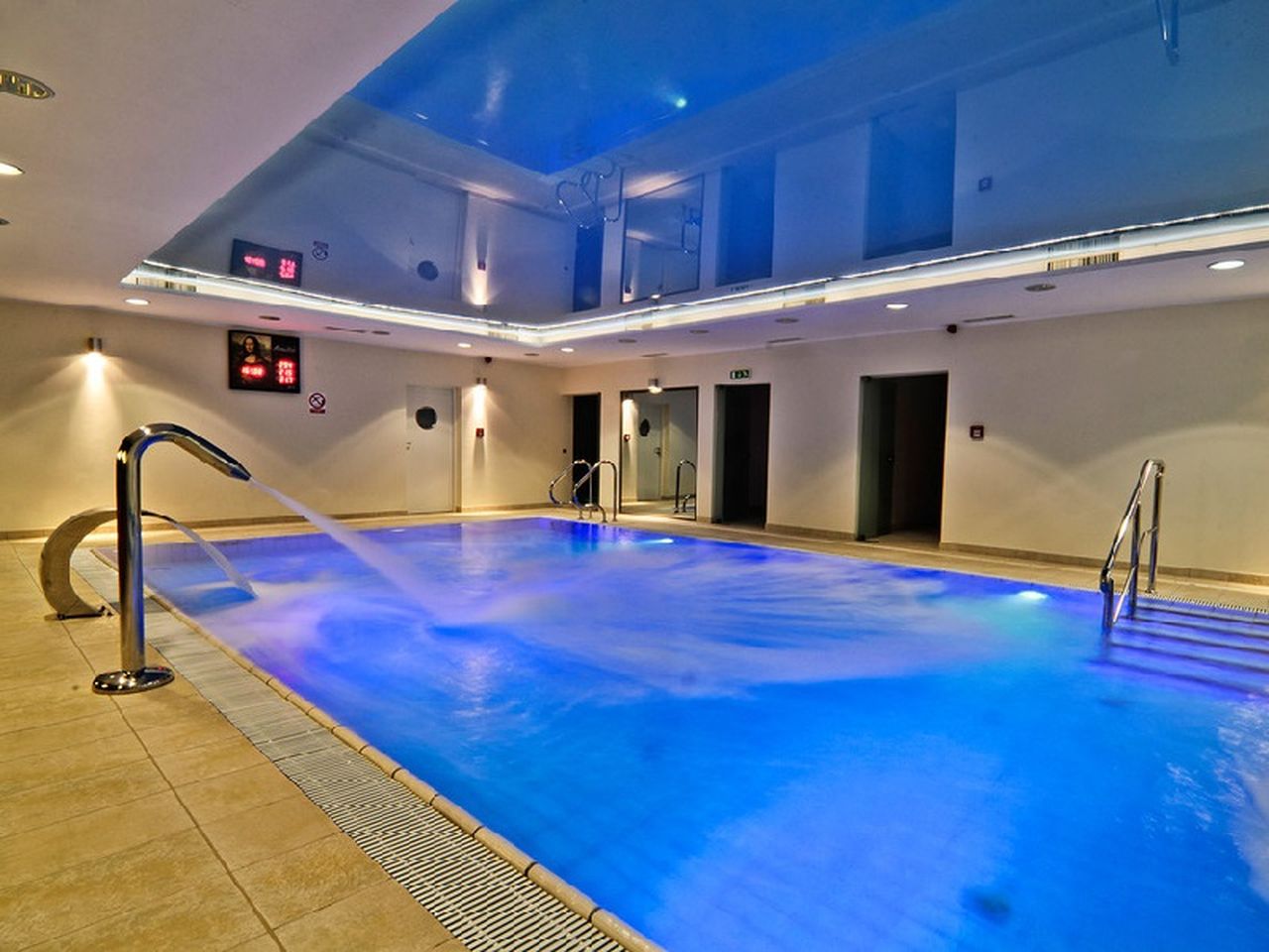 Whirlpool mit Lichtspiel im Spa-Bereich des Mona Lisa Hotels