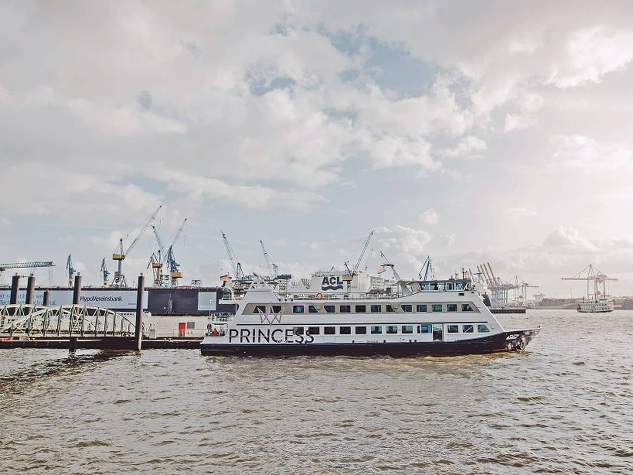 Das Schiff MS Princess wartet am Tag vor dem Silvesterabend im Hamburger Hafen