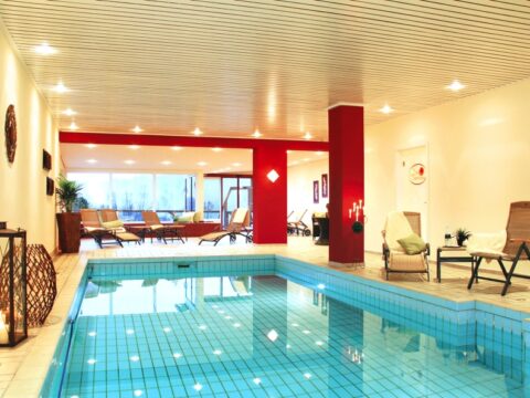 Innenpool und Ruheraum im PANORAMA Hotel Heimbuchenthal für entspannte Silvestertage