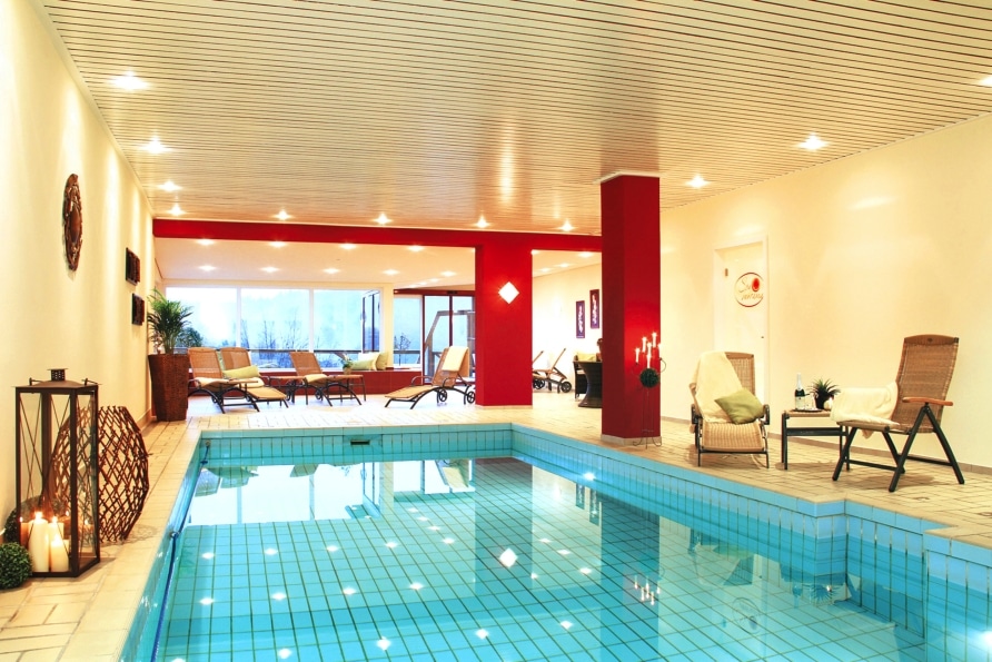 Innenpool und Ruheraum im PANORAMA Hotel Heimbuchenthal für entspannte Silvestertage
