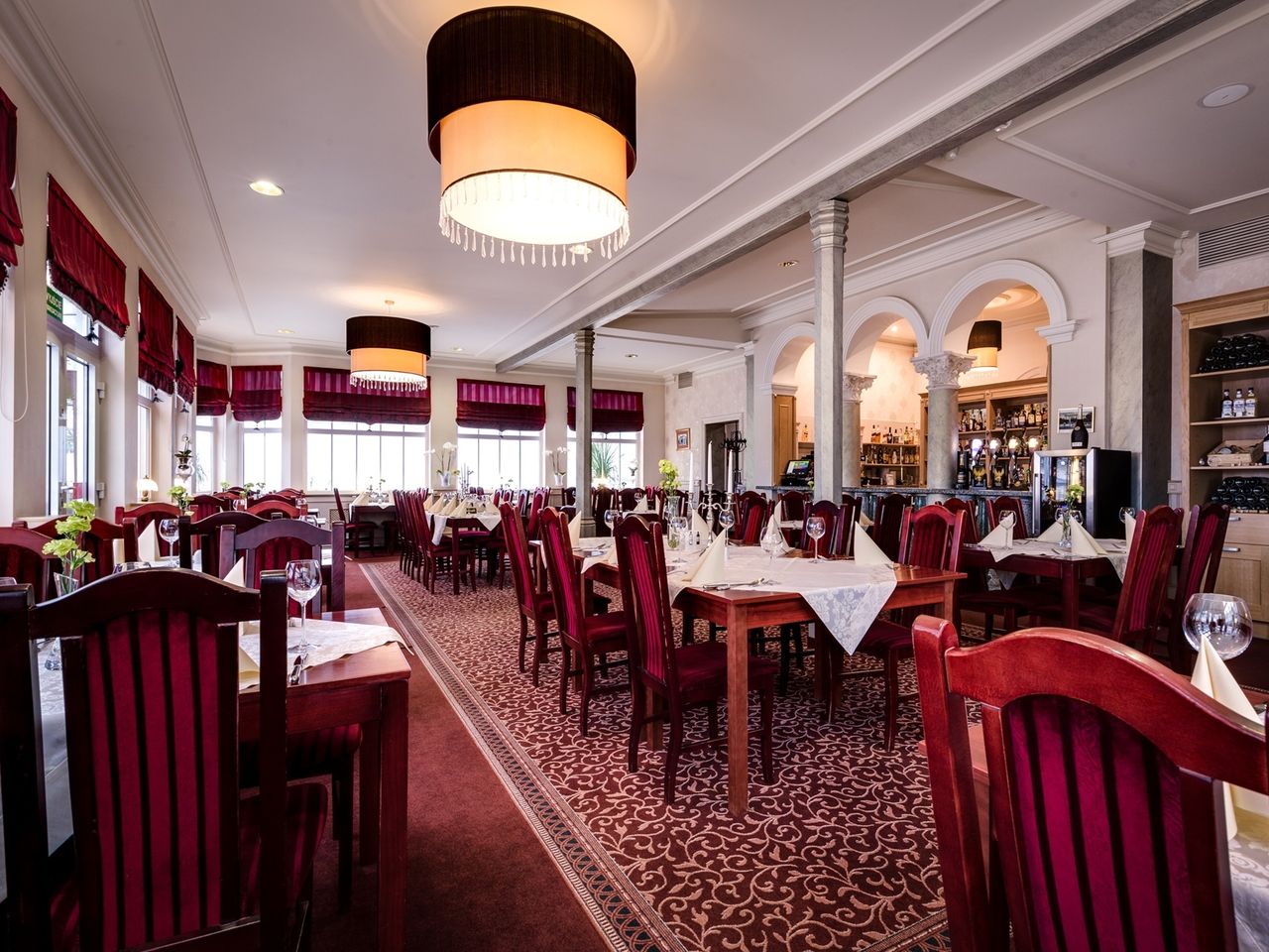 Restaurant mit gedeckten Tischen für Silvestermenü im Aurora Hotel