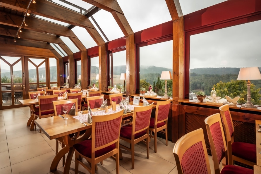 Festlich gedecktes Restaurant mit Panoramaausblick im PANORAMA Hotel Heimbuchenthal