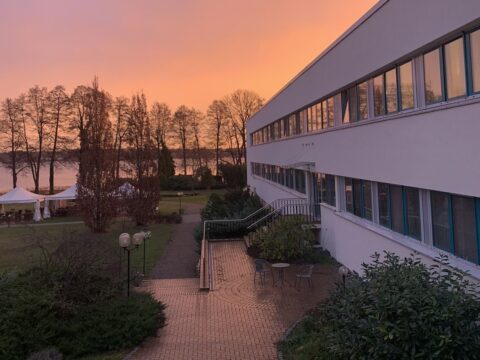 Sonnenuntergang am Wandlitzsee mit Blick auf das Seepark Hotel am Silvesterabend