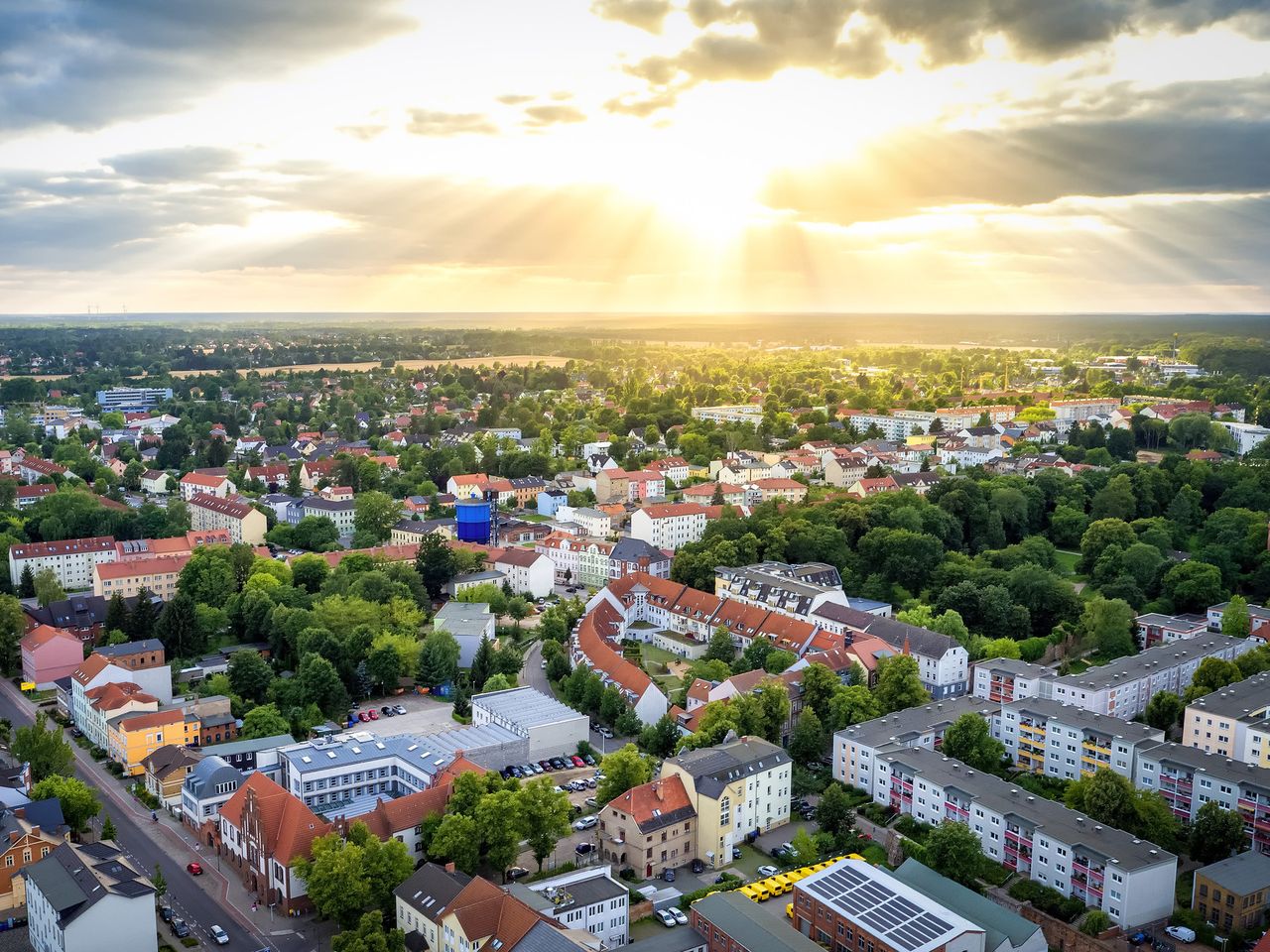Luftaufnahme von Wandlitz bei Sonnenuntergang nahe dem Seepark Hotel am Wandlitzsee zu Silvester