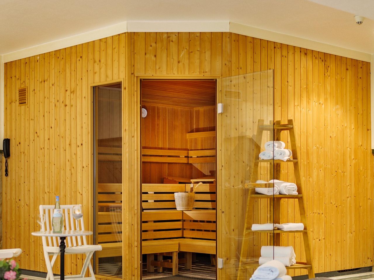 Holzsauna im Wellnessbereich des Seepark Hotel am Wandlitzsee für Erholung zu Silvester