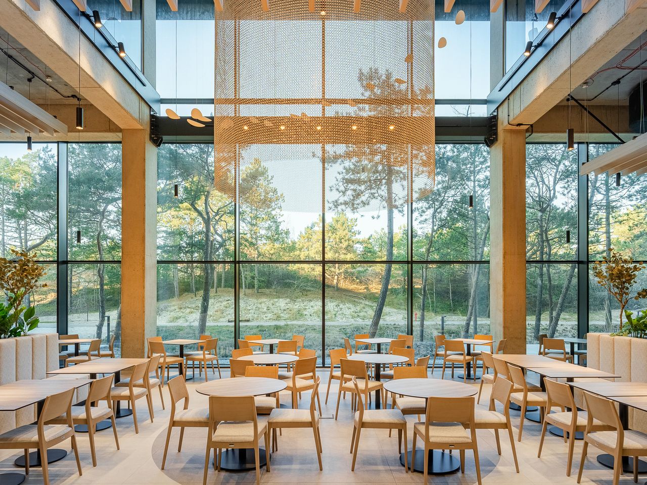 Modernes Restaurant im Shellter Hotel Resort & Spa mit Ausblick auf die Natur an Silvester