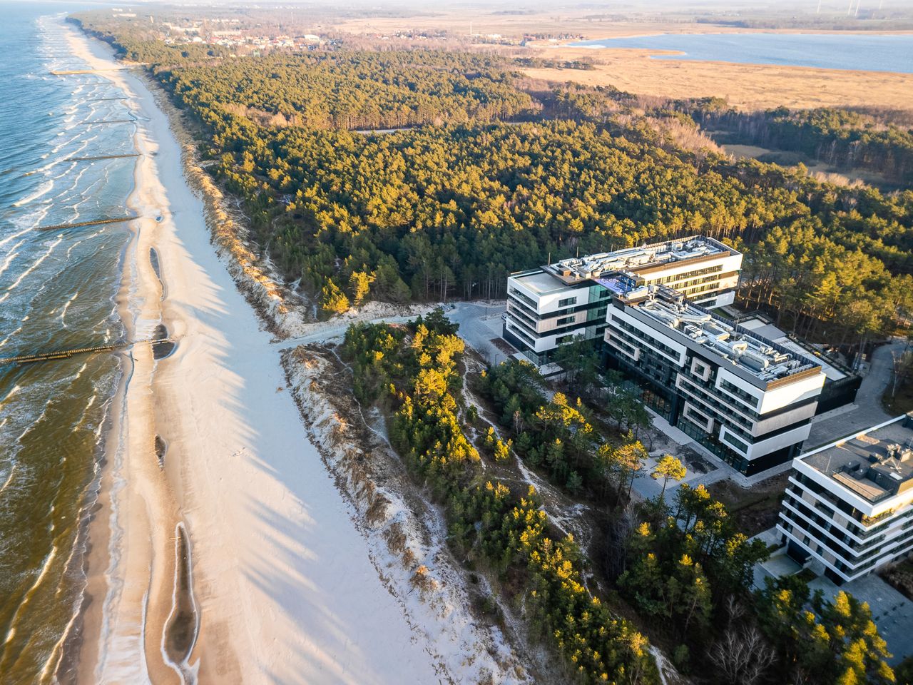 Luftaufnahme vom Shellter Hotel Resort & Spa mit Ostseestrand zu Silvester