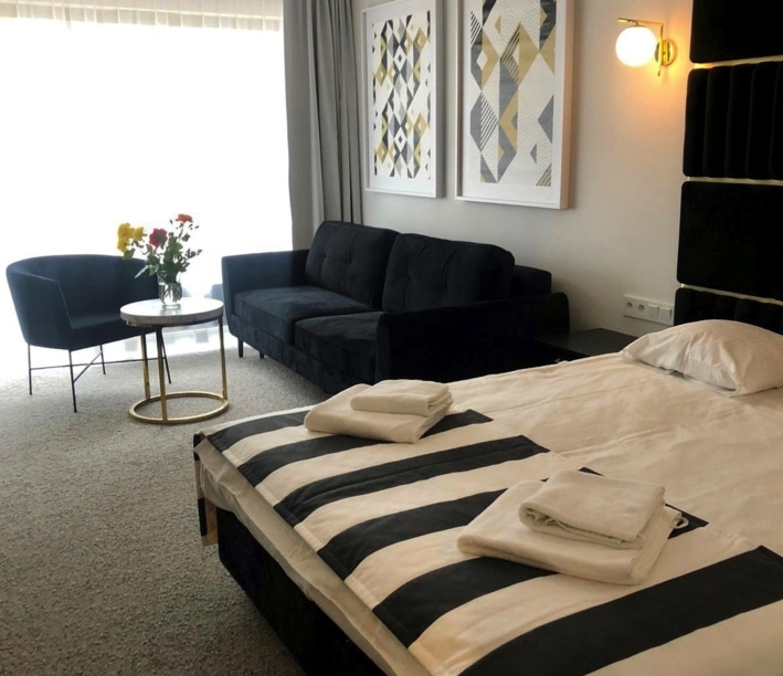 Geräumiges Zimmer mit Sitzbereich im Solny Resort zu Silvester