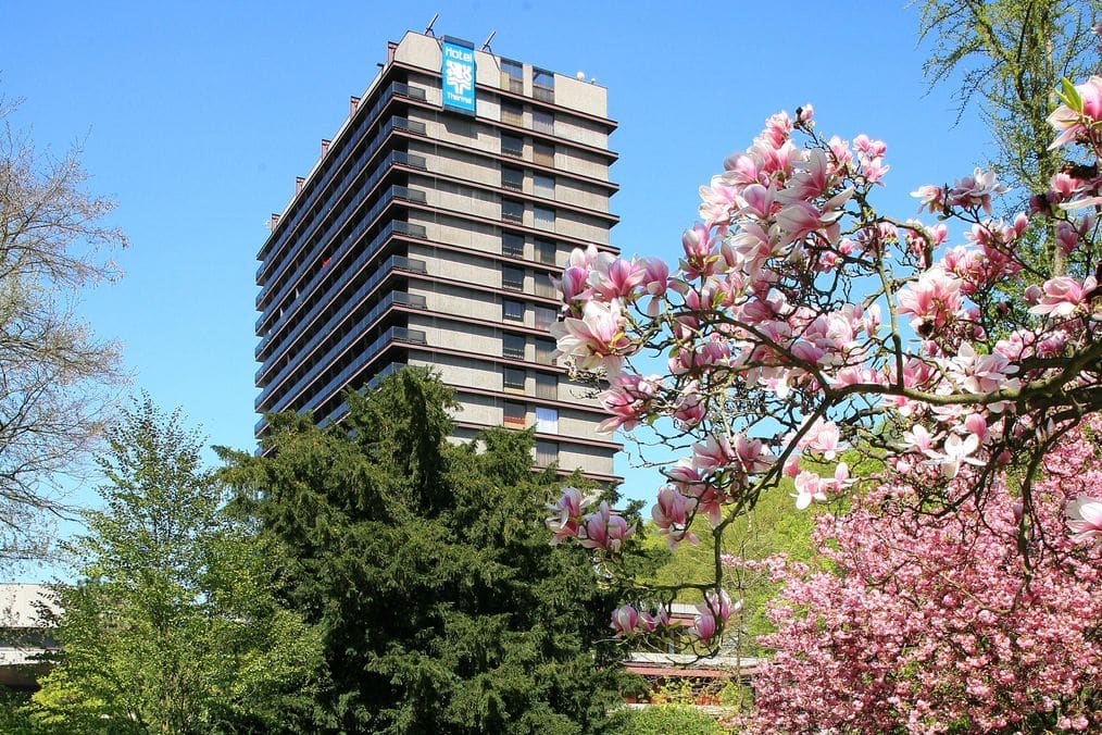 Spa Hotel Thermal Hochhaus in Karlsbad umgeben von Blüten an Silvester