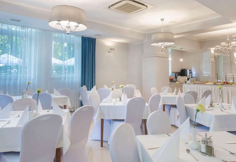 Festlich gedeckter Speisesaal im Kaiser's Garten Hotel an Silvester