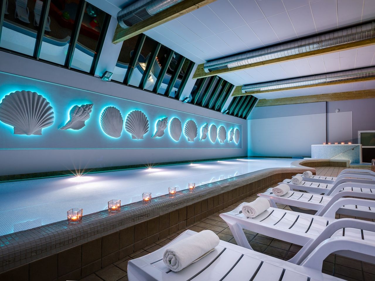 Wellnessbereich mit Pool und Liegen im Aurora Hotel zu Silvester