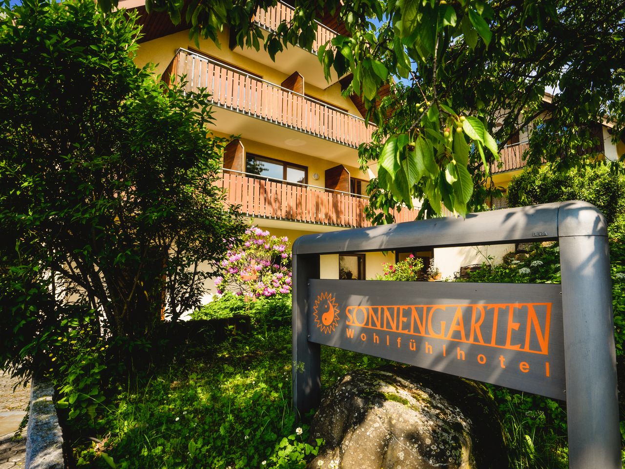 Eingang mit Logo des Wohlfühlhotel Sonnengarten - Garni für Silvesterurlaub in Überlingen