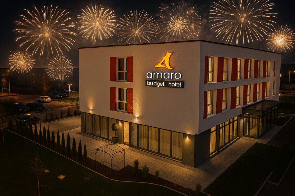 Amaro Hotel Bergkirchen bei Nacht mit dezentem Silvester-Feuerwerk