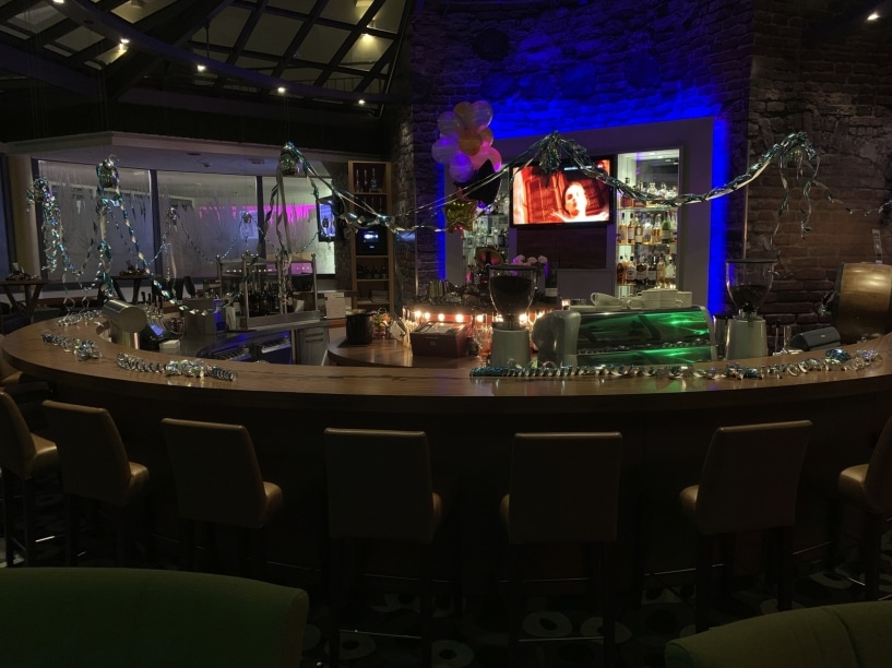 Festlich dekorierte Hotelbar im MERCURE Tagungs- und Landhotel Krefeld