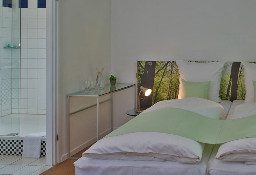 Modernes Zimmer im Eurostrand Resort Moseltal für Silvester