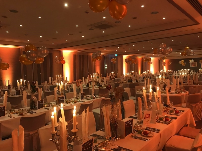 Festlich dekorierter Saal für das Silvesterdinner im MERCURE Tagungs- und Landhotel Krefeld