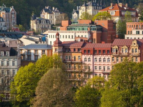 Stadtpanorama von Karlsbad mit Hotel Concordia an Silvester