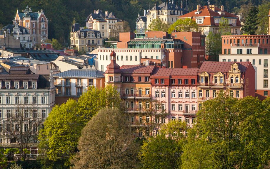 Stadtpanorama von Karlsbad mit Hotel Concordia an Silvester