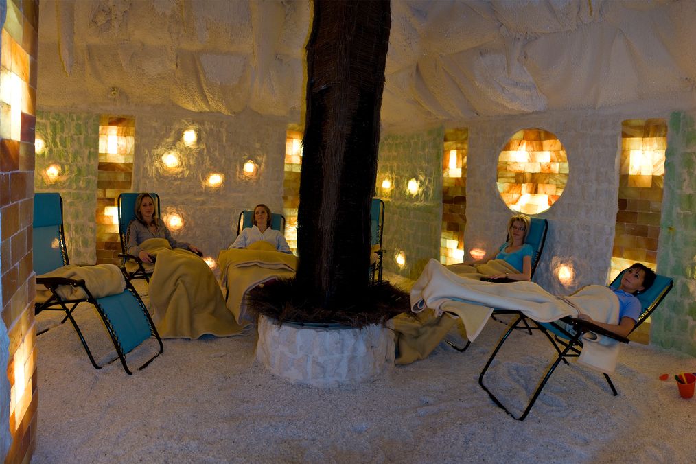 Gäste entspannen an Silvester in der Salzgrotte des Hotel Concordia