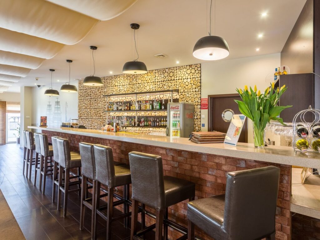 Stimmungsvolle Hotelbar im Hotel Wolin mit Getränken für Silvesterabende