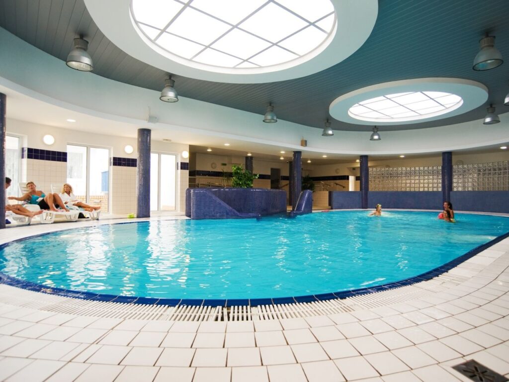 Innenpool des Hotel Wolin mit Gästen beim Entspannen an Silvester