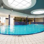 Innenpool des Hotel Wolin mit Gästen beim Entspannen an Silvester