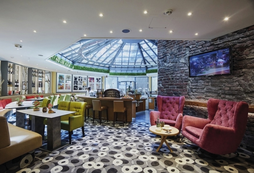 Gemütliche Lounge mit Glaskuppel im MERCURE Tagungs- und Landhotel Krefeld