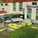 Außenansicht des MERCURE Tagungs- und Landhotel Krefeld mit Terrasse