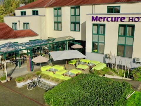 Außenansicht des MERCURE Tagungs- und Landhotel Krefeld mit Terrasse