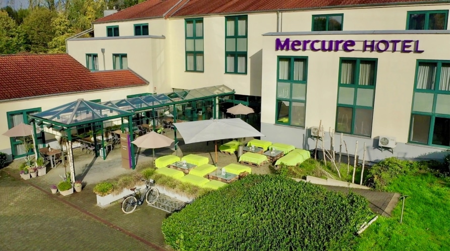 Außenansicht des MERCURE Tagungs- und Landhotel Krefeld mit Terrasse