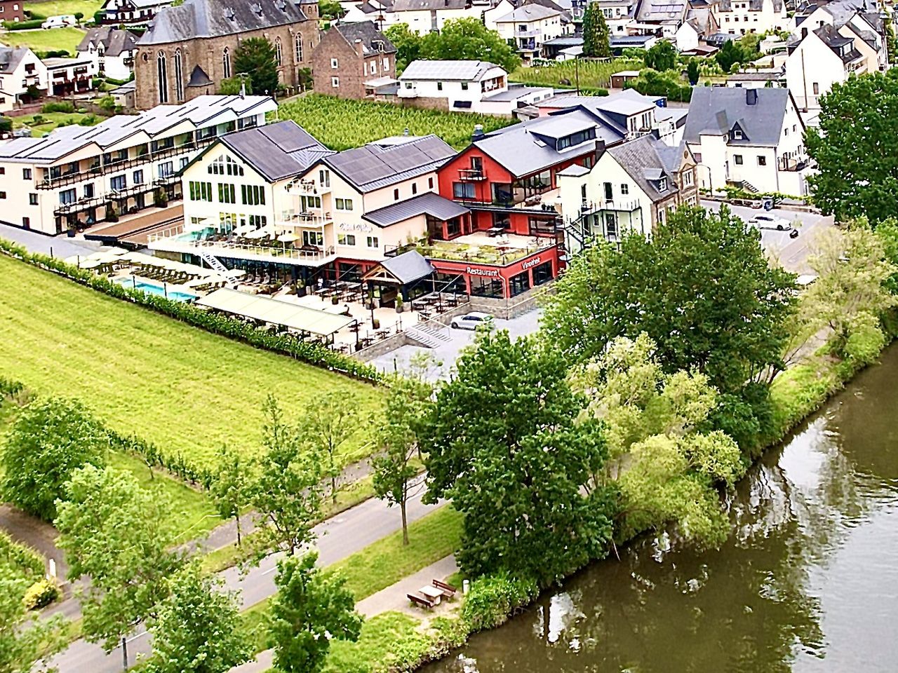 Luftaufnahme des Mosel Village Resort direkt an der Mosel für den Silvesterurlaub