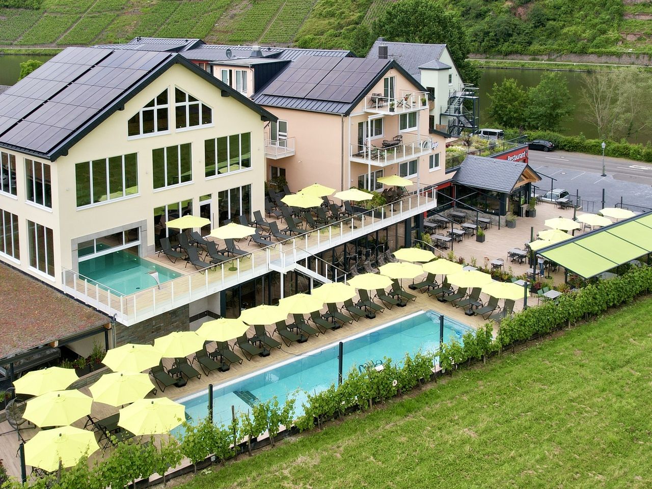 Außenpool und Sonnenterrasse im Mosel Village Resort mit Blick auf die Mosel