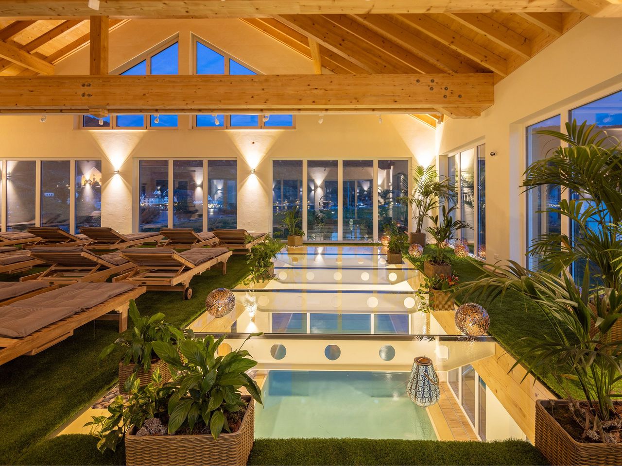 Moderner Wellnessbereich im Mosel Village Resort mit Spa und Panoramafenstern