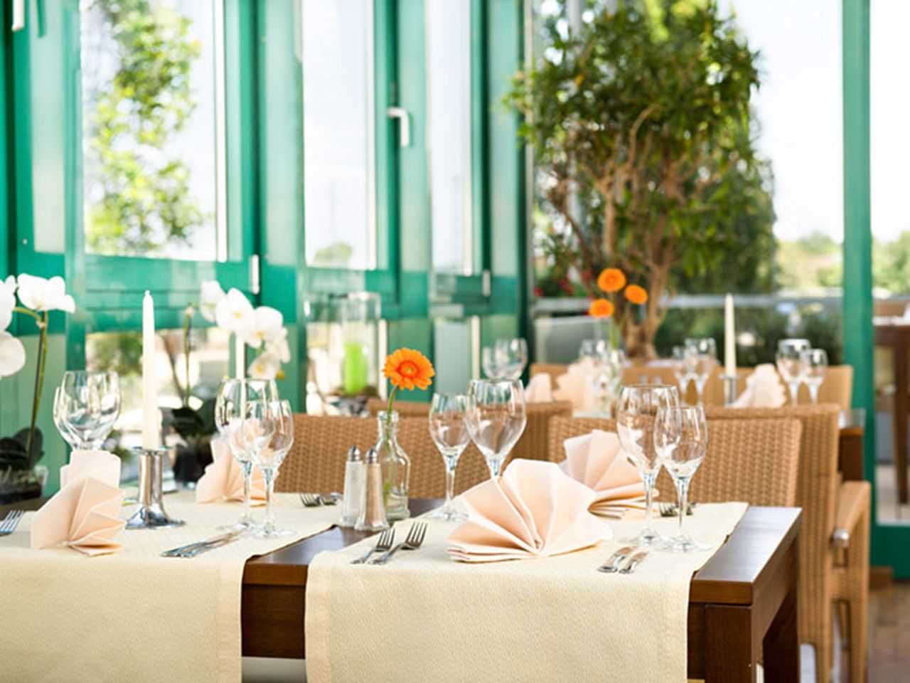 Festlich gedeckter Tisch im Restaurant des Ringhotel Katharinen Hof zu Silvester