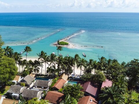 Strandblick auf das Samahita Retreat in Thailand zu Silvester