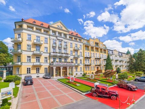 Hauptgebäude des SPA RESORT PAWLIK - AQUAFORUM mit rotem Teppich zu Silvester