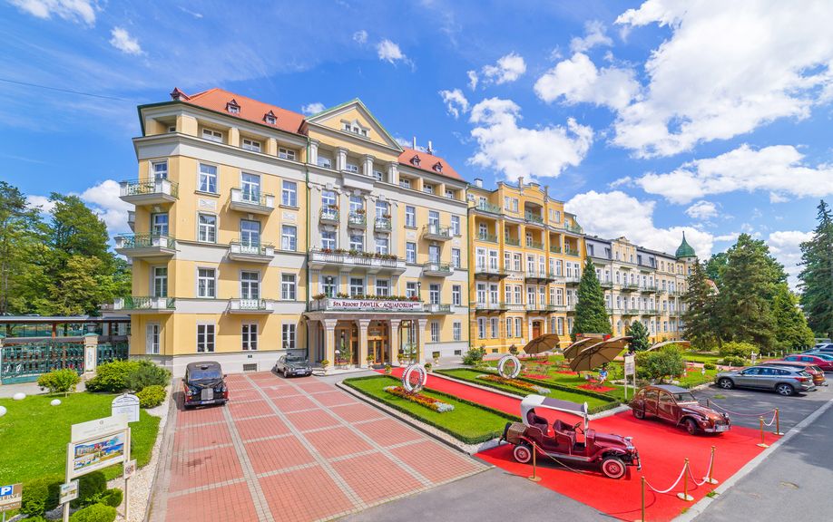 Hauptgebäude des SPA RESORT PAWLIK - AQUAFORUM mit rotem Teppich zu Silvester