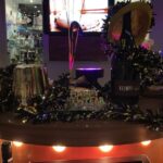 Nahaufnahme der Silvesterdekoration mit Sekt und Hüten im Hotel Krefeld