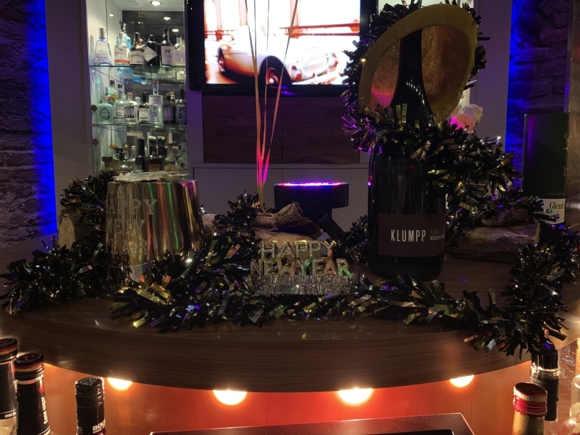 Nahaufnahme der Silvesterdekoration mit Sekt und Hüten im Hotel Krefeld