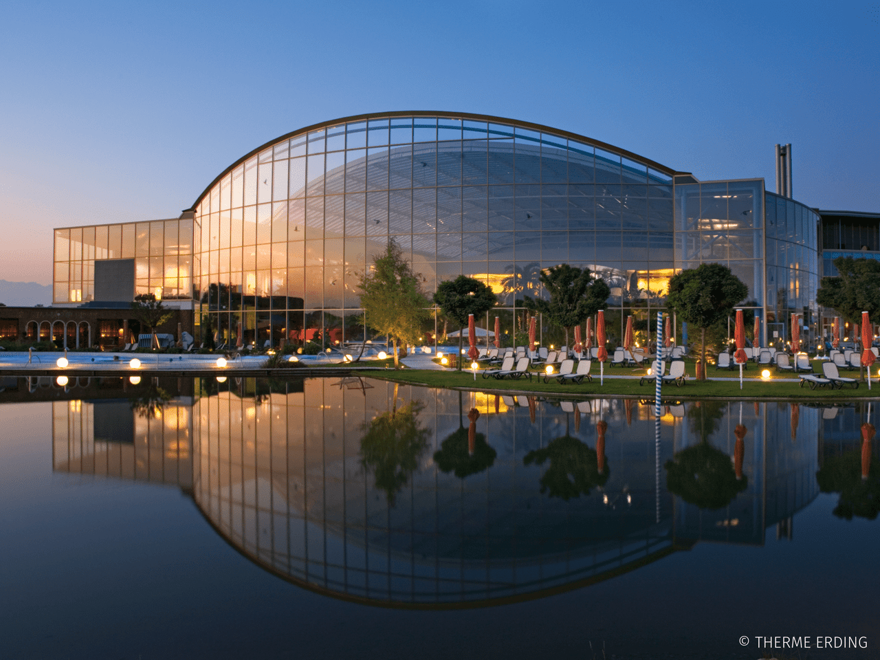 Außenansicht der Therme Erding bei Abenddämmerung zu Silvester