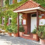 Außenansicht des Hotel Neetzer Hof mit Terrasse im Winter