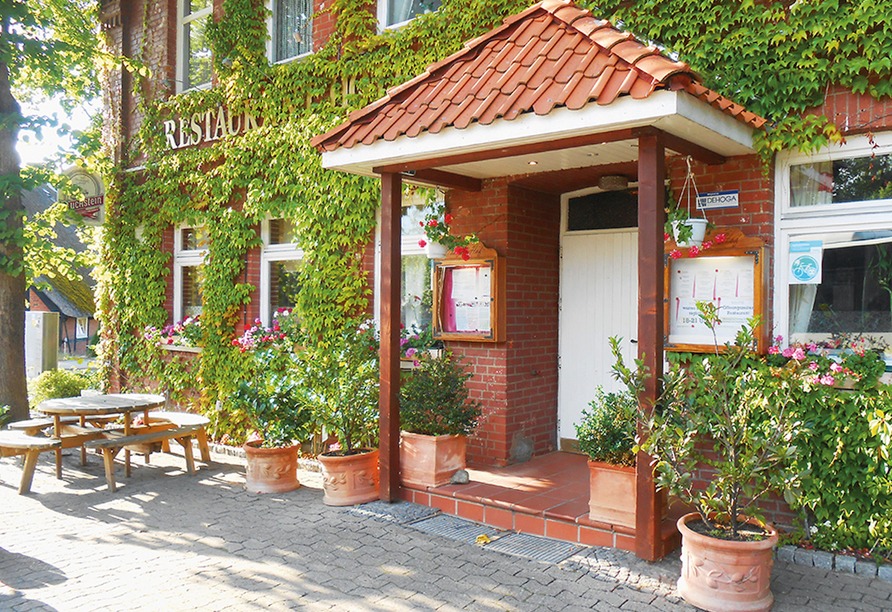 Außenansicht des Hotel Neetzer Hof mit Terrasse im Winter