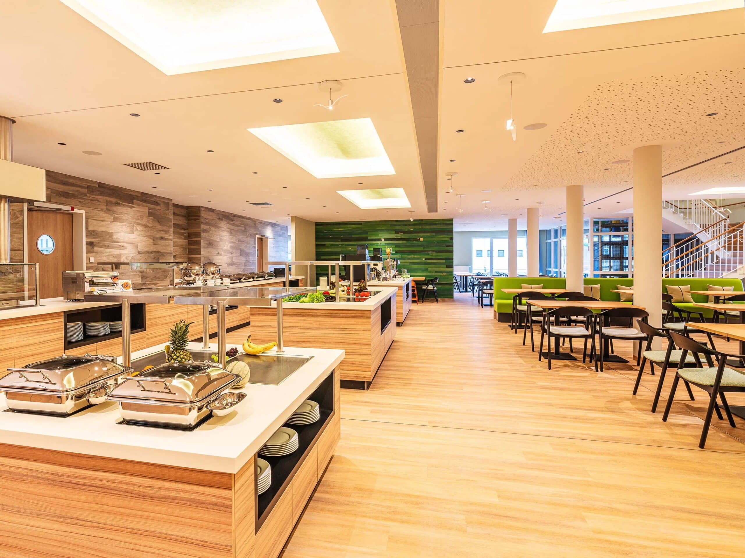 Modernes Buffetrestaurant für Silvester im TUI SUNEO Kinderresort Usedom