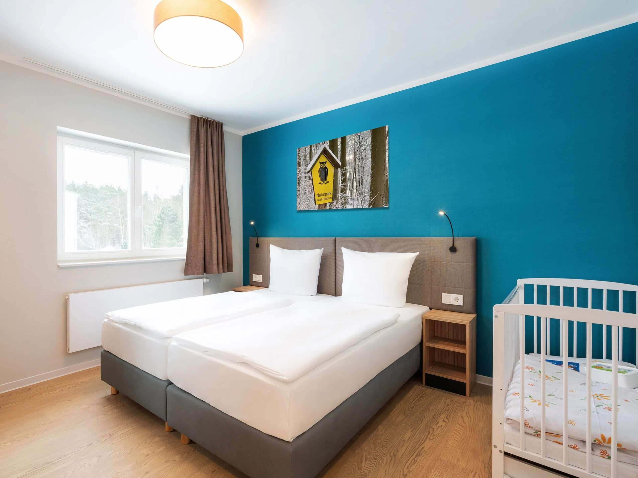 Komfortables Familienzimmer mit Babybett im TUI SUNEO Kinderresort Usedom an Silvester