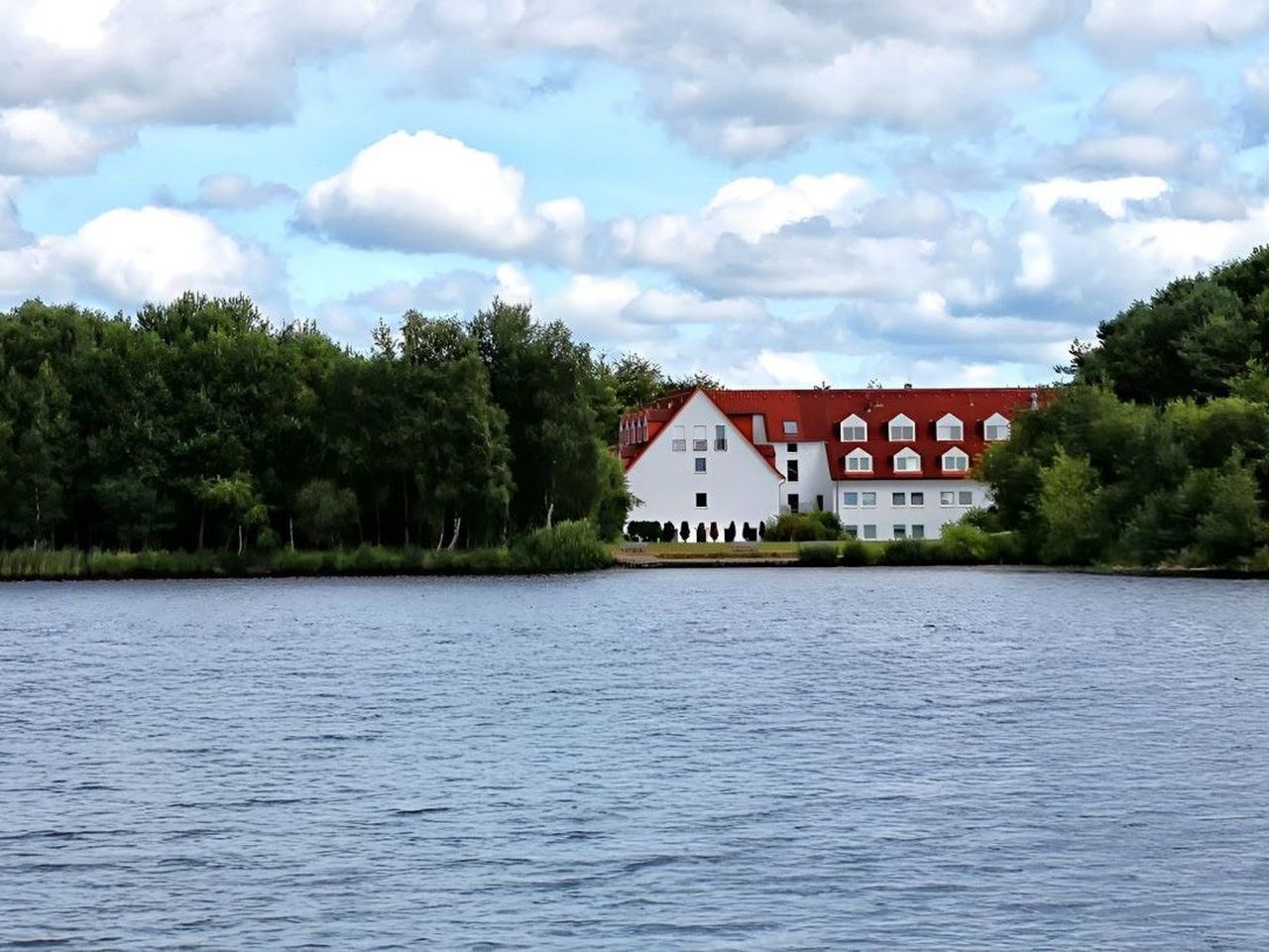 Außenansicht des Ferien Hotel Ostfriesland bei Sonnenschein